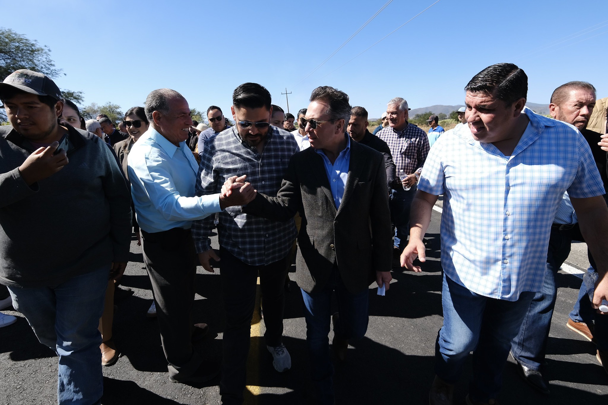 Lemus inaugura vía en Ameca y anuncia mantenimiento carretero