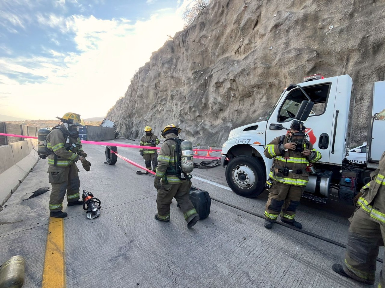 Bomberos de Tlajomulco reportan volcadura de tráiler con materiales peligrosos en el Macrolibramiento