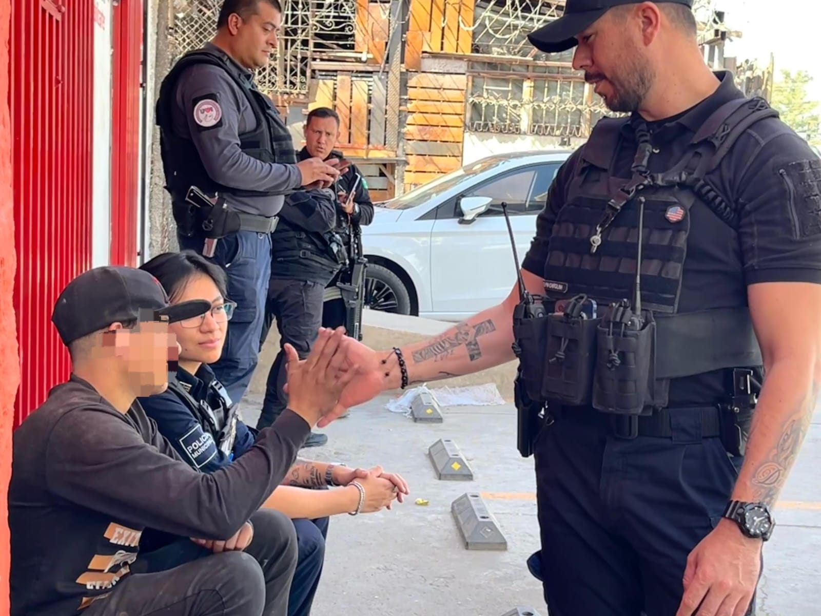 Policías de Tlaquepaque rescatan a menor que intentó lanzarse de un puente peatonal