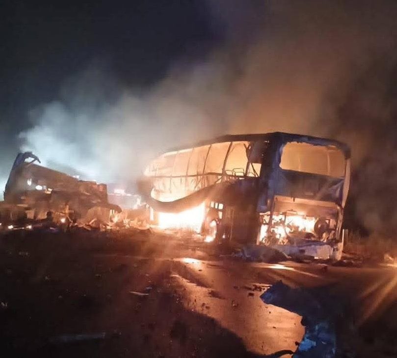 Más de 30 muertes tras colisión entre autobús y tráiler en Campeche.