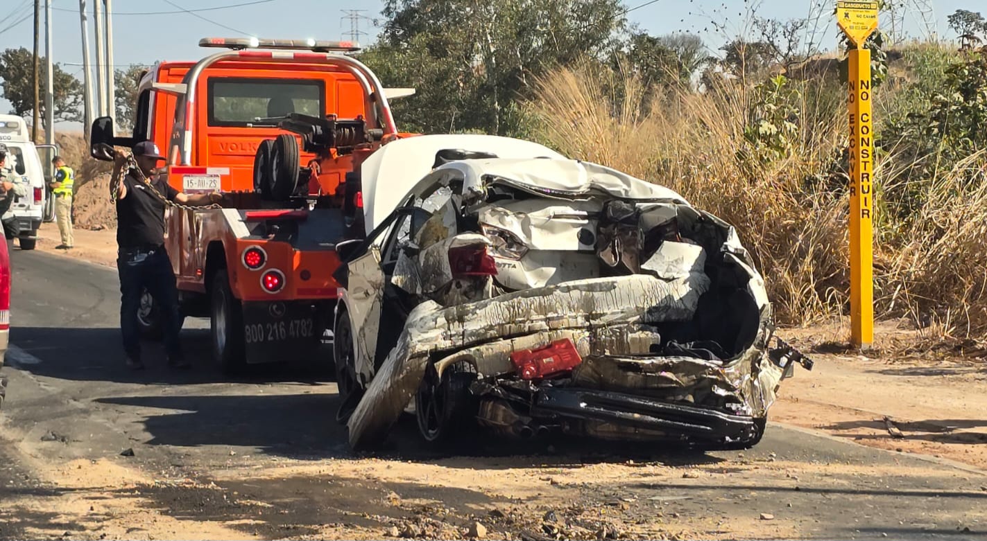 Choque entre tráiler y automóvil en la carretera Ameca-Guadalajara