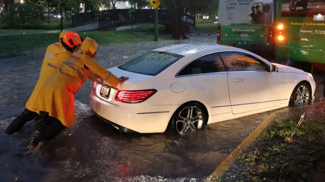 Lluvias provocan inundaciones en vialidades de Guadalajara y Zapopan