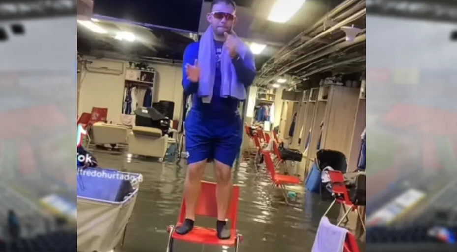 Tormenta inunda vestidores del estadio de Charros y jugadores lo toman con humor