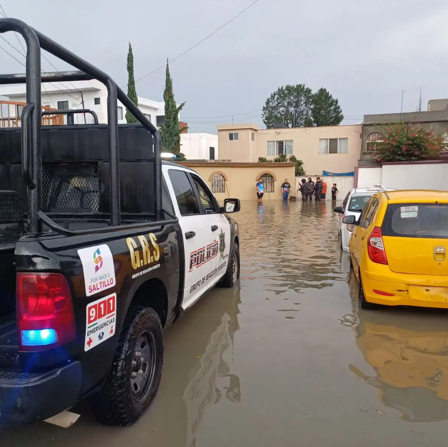 Intensas lluvias azotan Saltillo; reportan árboles caídos e inundaciones