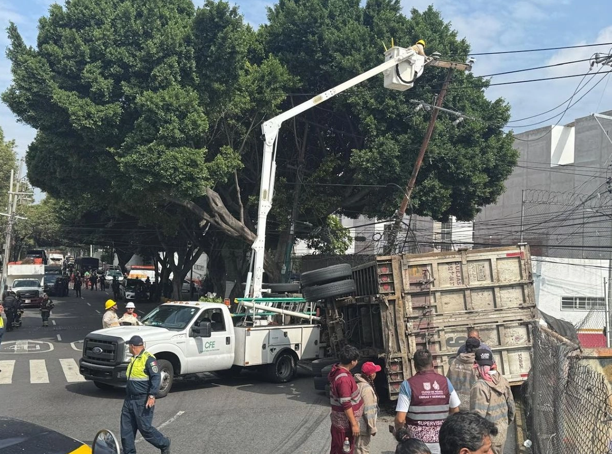 Vuelca camión y embiste a hombre que viajaba en patín eléctrico en San Antonio Abad