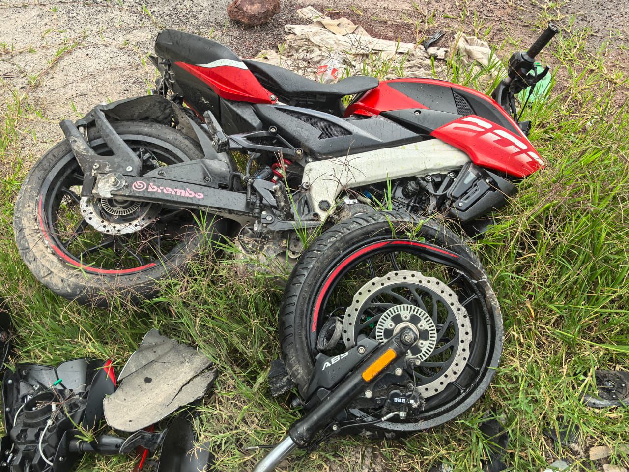 Choque frontal deja dos jóvenes motociclistas graves en carretera San Isidro Mazatepec, en Tlajomulco