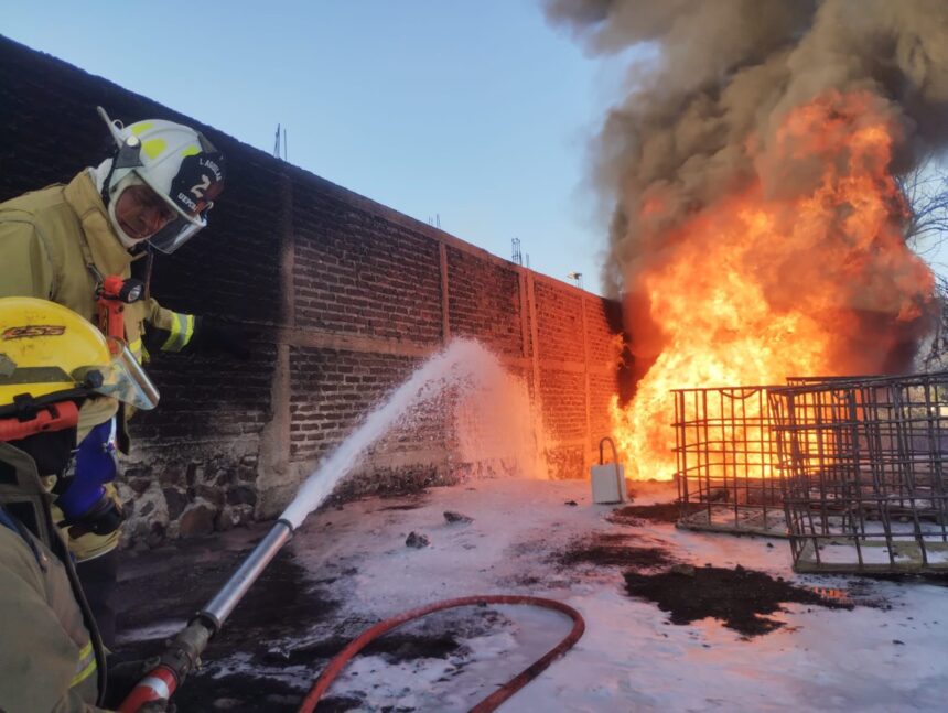 Fuerte incendio moviliza a bomberos en Tequila; almacenaban combustible en una finca