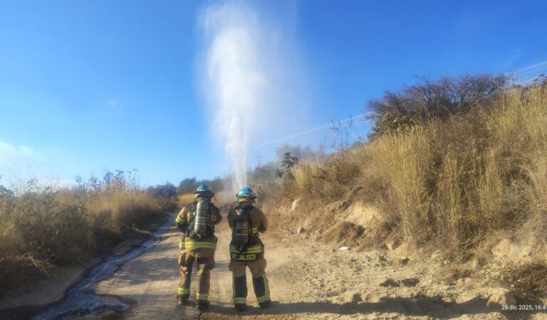 Fuga en ducto de Pemex obliga a cierre vial en Tlajomulco