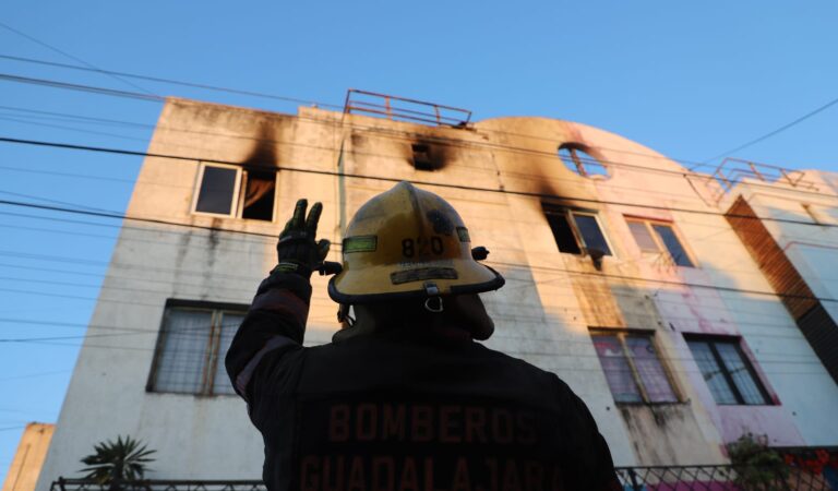 Incendio en departamento de Guadalajara deja un intoxicado leve