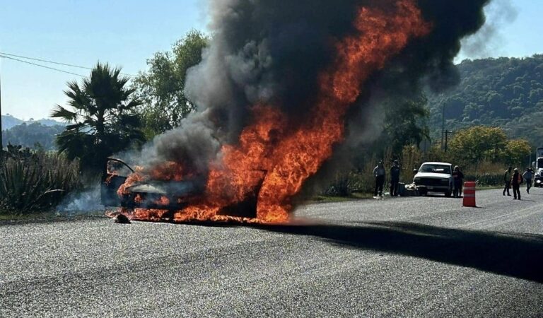 Vehículo se incendia en carretera Etzatlán–Magdalena