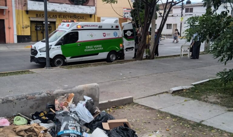 Árbol cae sobre hombre y lo deja herido en Guadalajara por fuertes vientos