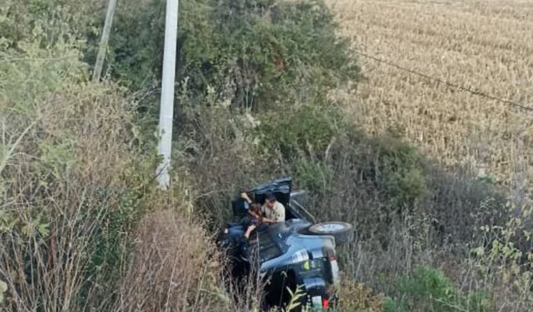Efectivos de la Policía de Jalisco rescatan a pareja tras accidente en carretera a Mazamitla