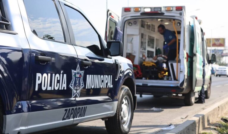 Mujer cae de puente peatonal en Zapopan y resulta gravemente lesionada