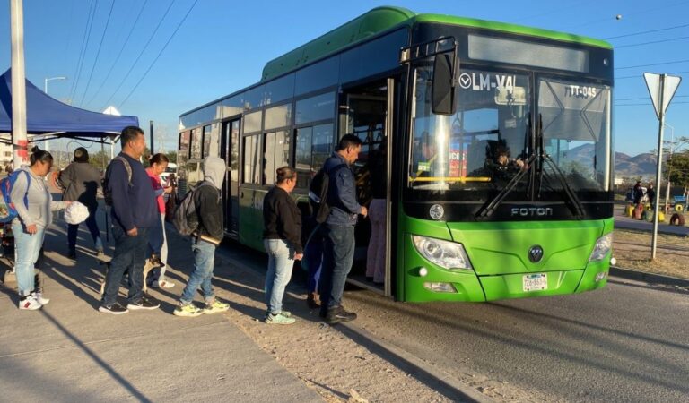 Choque político en Jalisco por referéndum contra aumento al transporte