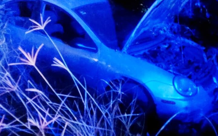 Accidente en carretera Tala–Santa Cruz deja vehículo fuera del camino