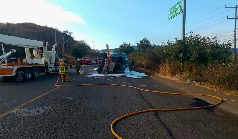 Pipa con 31 mil litros de combustible vuelca en el crucero La Barca–Atotonilco