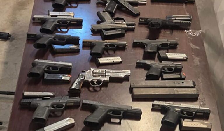 Aseguran arsenal con 51 armas en vehículo abandonado en Tijuana