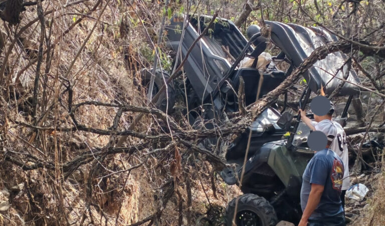 Volcadura de vehículo Razer deja dos lesionados en zona rural de Ameca