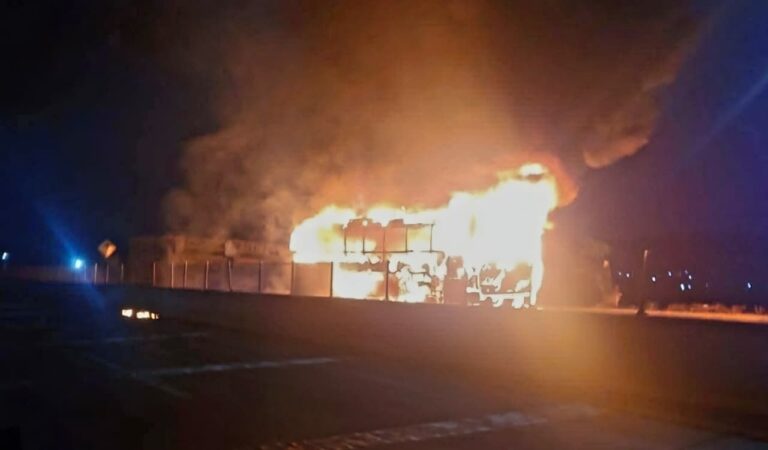 Incendio de autobús paraliza autopista Guadalajara–Tepic en Plan de Barrancas