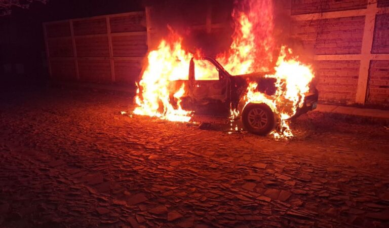 Incendio consume camioneta en la colonia Miguel Hidalgo, en Zapopan