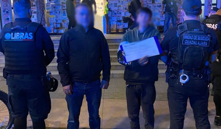 Localizan policías tapatíos a joven desaparecido en el Centro Histórico