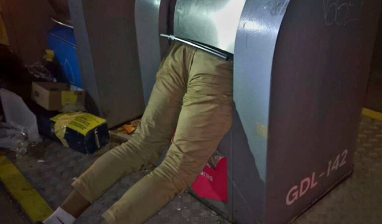 Rescatan a hombre atrapado en basurero de Punto Limpio en Guadalajara