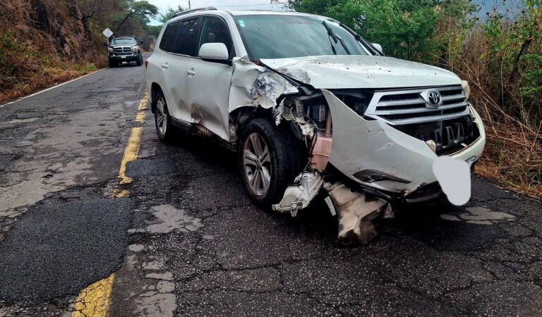 Choque en carretera Ameca–Mascota deja una mujer lesionada