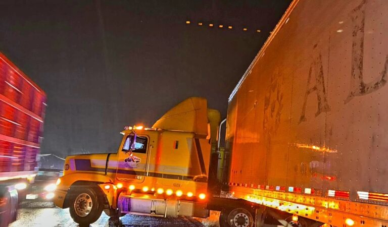 Choque entre pick up y tráiler en Amatitán deja solo daños materiales
