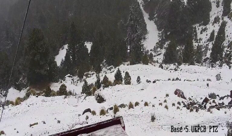 Caen granizo y aguanieve en el Nevado de Colima por temperaturas bajo cero