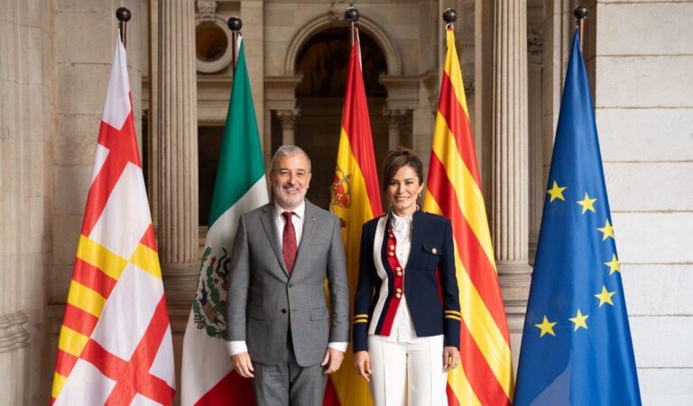 GDL fortalece lazos con Barcelona; Verónica Delgadillo firma el Libro de Honor