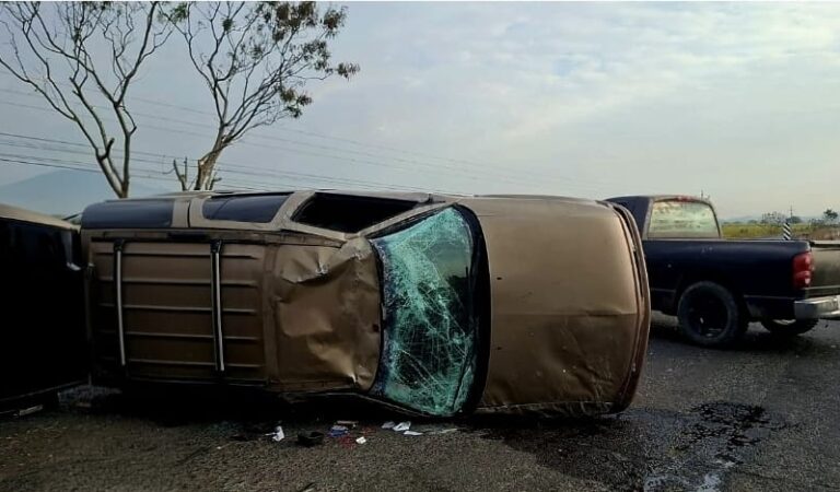 Volcadura en carretera Ameca–Guadalajara deja adulto mayor lesionado