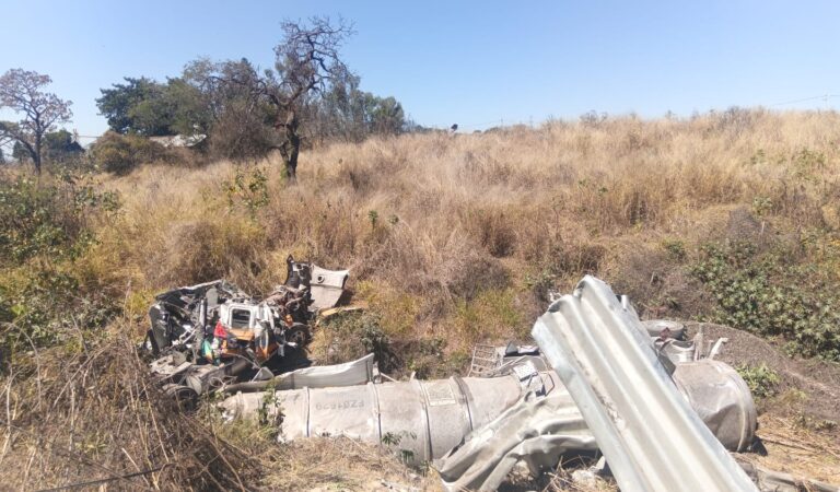 Vuelca pipa con combustible en El Arenal.