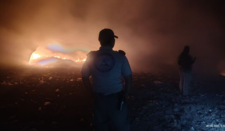 Refuerzan combate a incendio en vertedero clandestino de Tequila