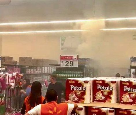 Incendio en Walmart de Guadalajara provoca evacuación masiva