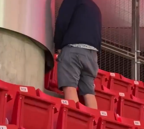 Aficionado de Chivas “marca territorio” y termina detenido en el Estadio Akron