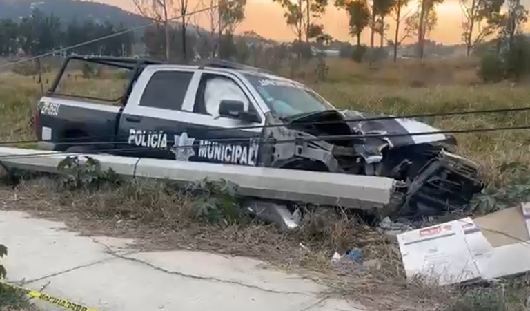 Patrulla de Zapopan derrapa y choca contra poste rumbo al CUCBA