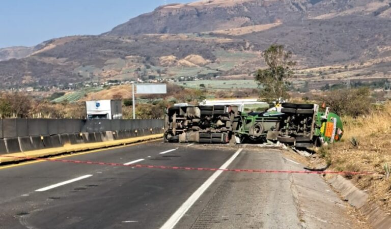 Cierre total en autopista Guadalajara–Tepic por volcadura de pipa con hidrocarburo