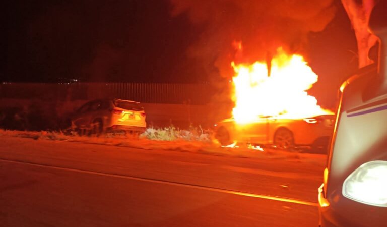 Vehículos calcinados y ponchallantas en carretera Tala–El Arenal