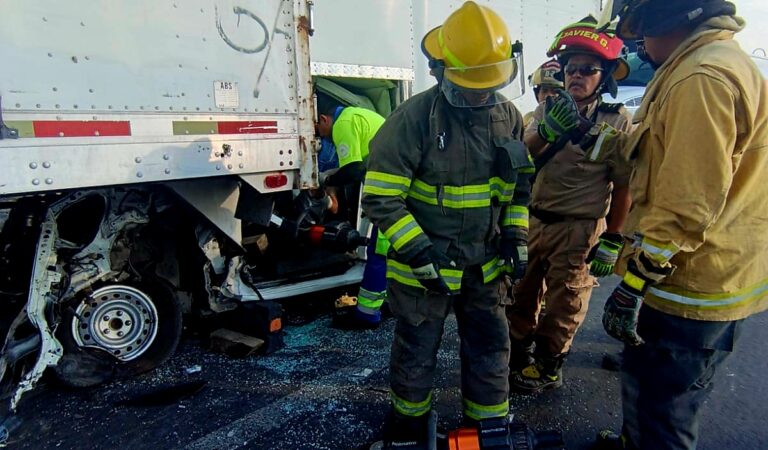 Choque en carretera a Morelia deja un joven prensado en Tlajomulco