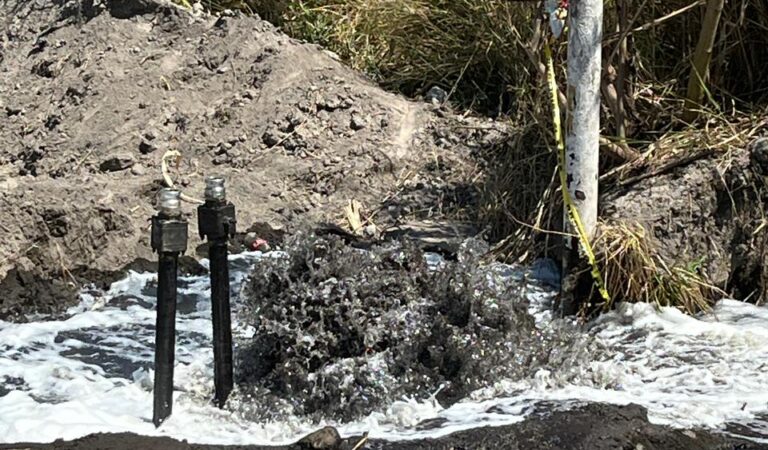 Continúa cierre en carretera Guadalajara–Ameca por fuga; aún queda una toma activa
