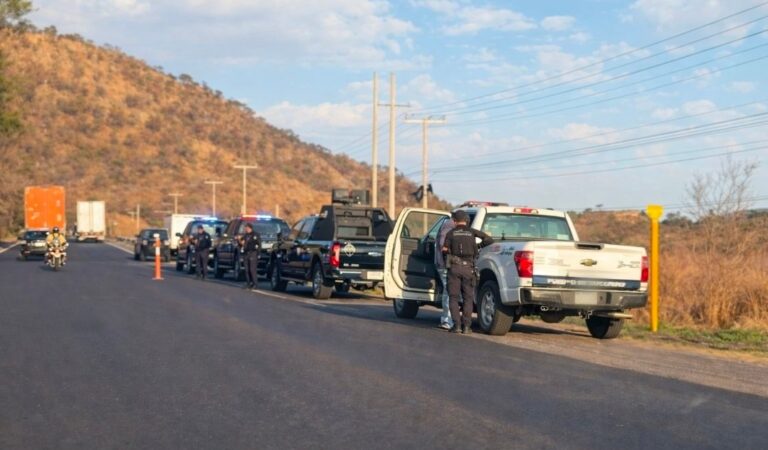 Hallan dos cuerpos en camioneta abandonada en carretera libre Tepic.