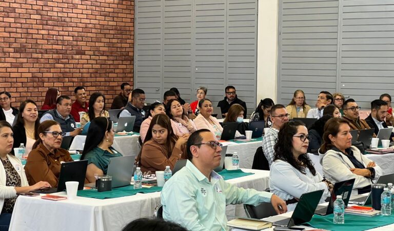 Más de 100 maestros se capacitan en Ahualulco de Mercado, con taller de IA.