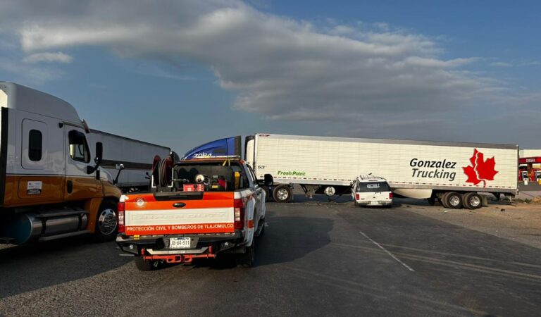 Choque entre carroza funeraria y tráiler deja un muerto en carretera a Morelia