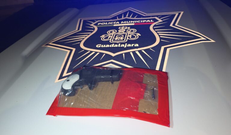 “Muy discreto”: detienen a hombre mientras manipulaba arma en pleno Centro de Guadalajara