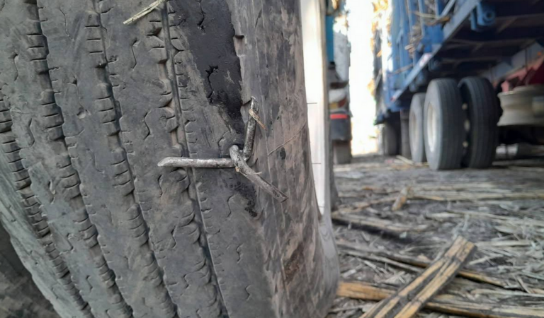 Ponchallantas dañan más de 15 vehículos en carretera Ameca–Guadalajara