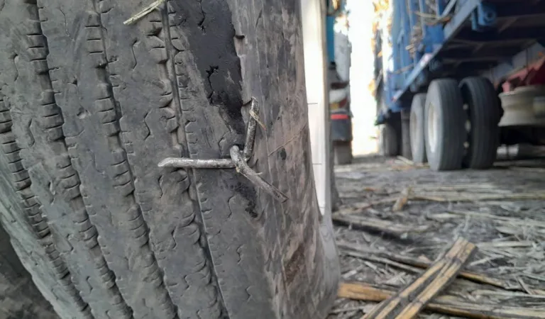 Ponchallantas dañan más de 15 vehículos en carretera Ameca–Guadalajara