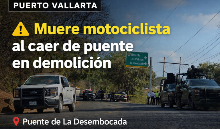 Muere motociclista al caer de puente en demolición en Puerto Vallarta