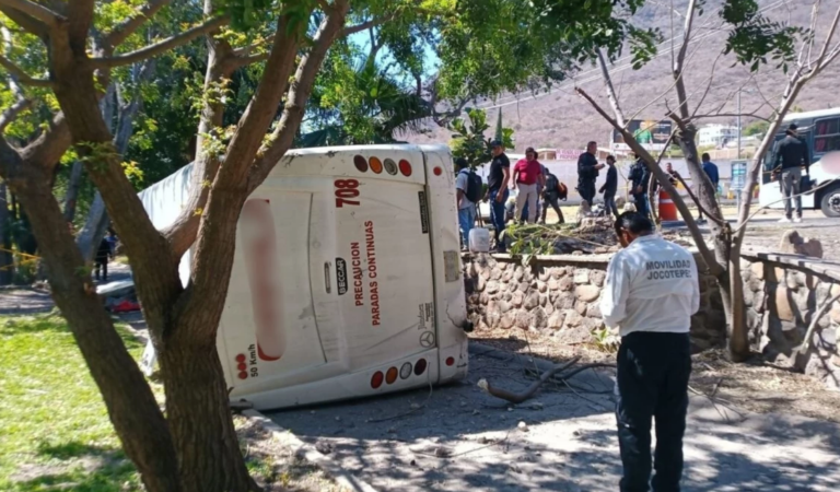 Volcadura de autobús en Jocotepec deja 27 lesionados