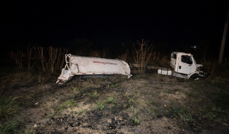 Vuelca pipa con hidrocarburo en carretera a Nogales; controlan fuga