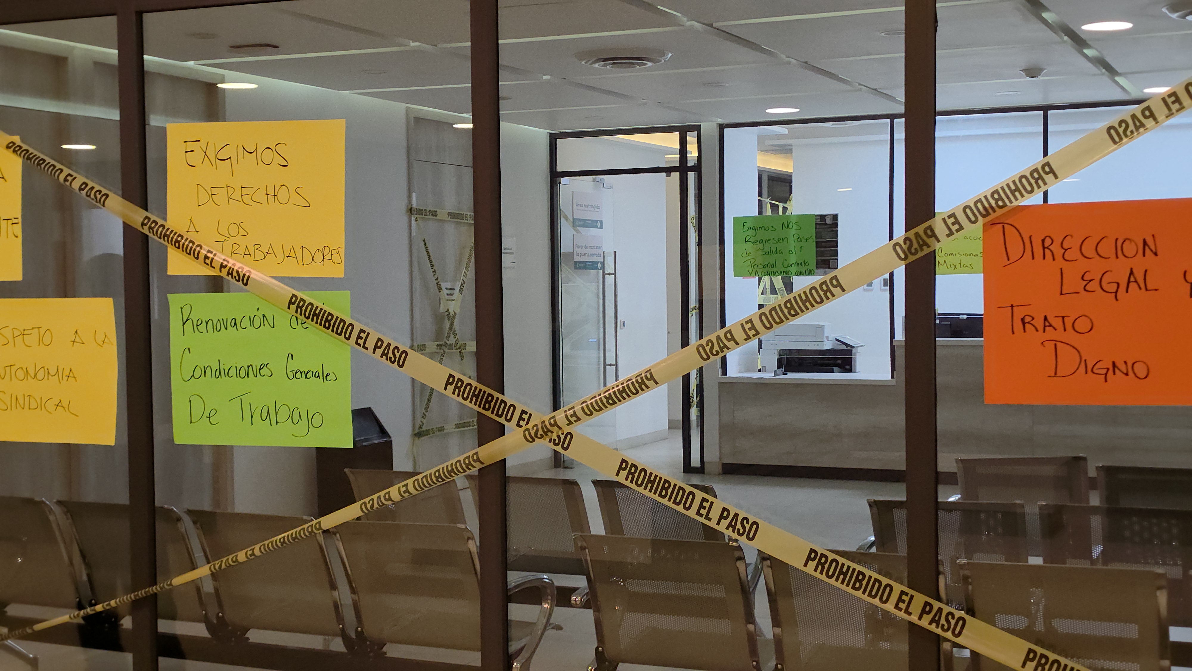 Trabajadores del Instituto Jalisciense de Cancerología mantienen protesta y toma de oficinas en Zapopan